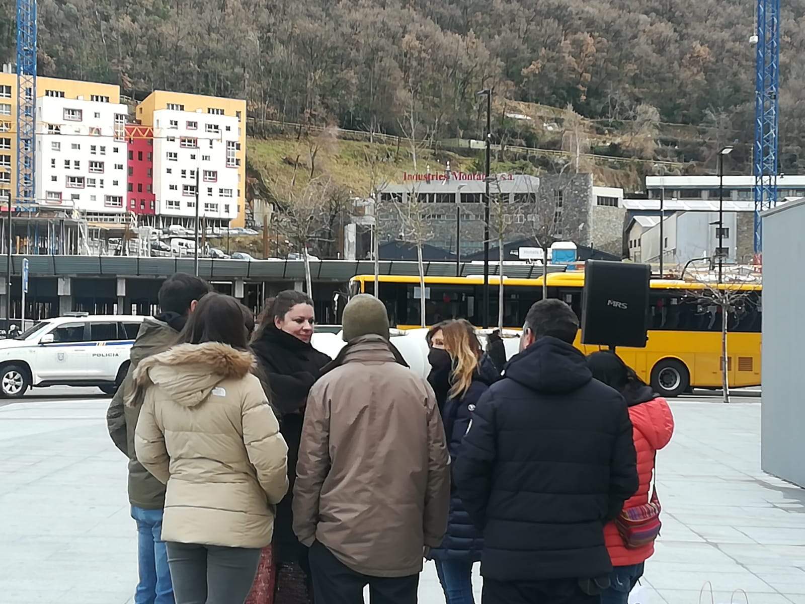 Part dels assistents a l'acte conversen abans del seu inici.