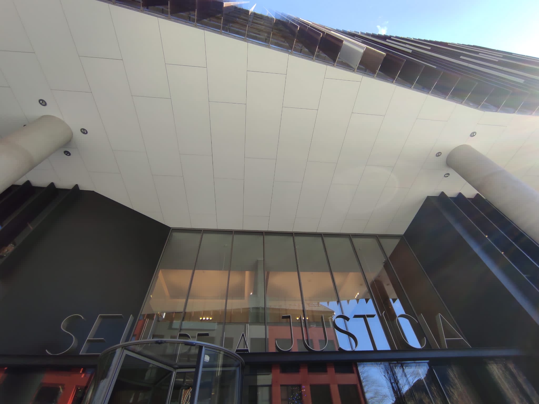 Una imatge de l'accés principal a la Seu de la Justícia. Una imatge de l'accés principal a la Seu de la Justícia.