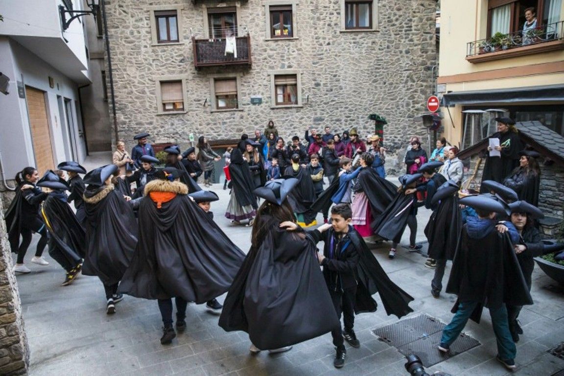 L'Esbart dansaire en una actuació al Centre Històric d'Andorra la Vella.