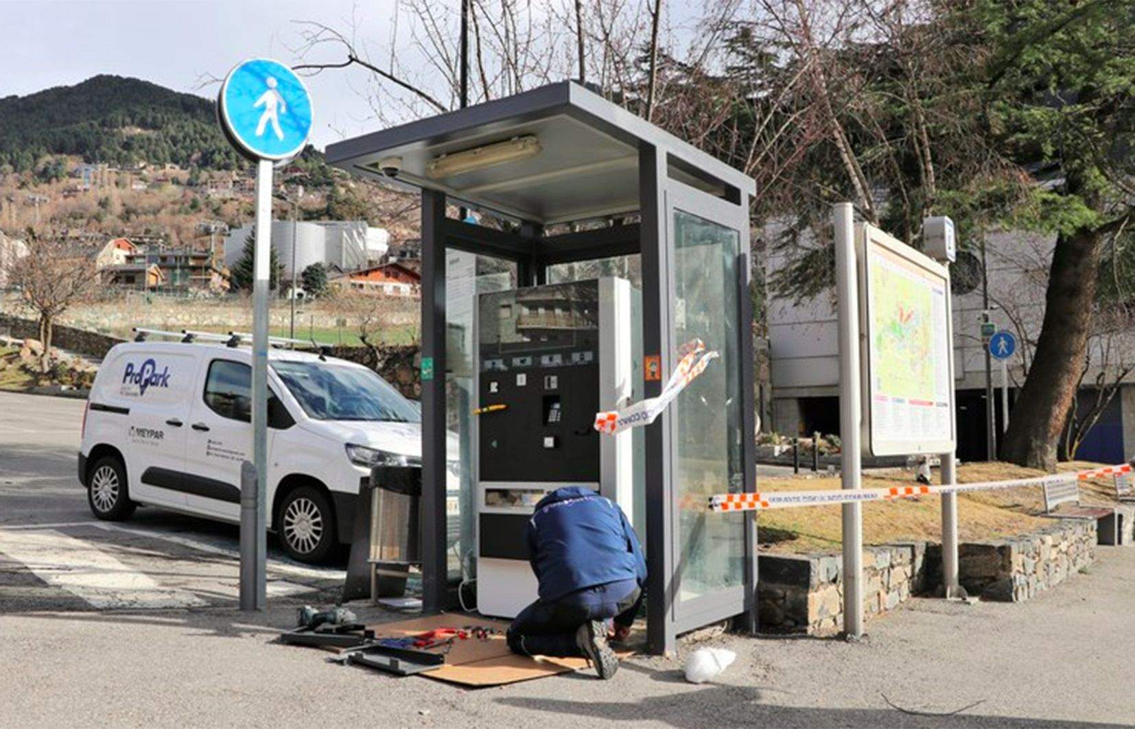 Un tècnic treballant en una de les màquines, en aquest cas a tocar la plaça dels Arínsols.