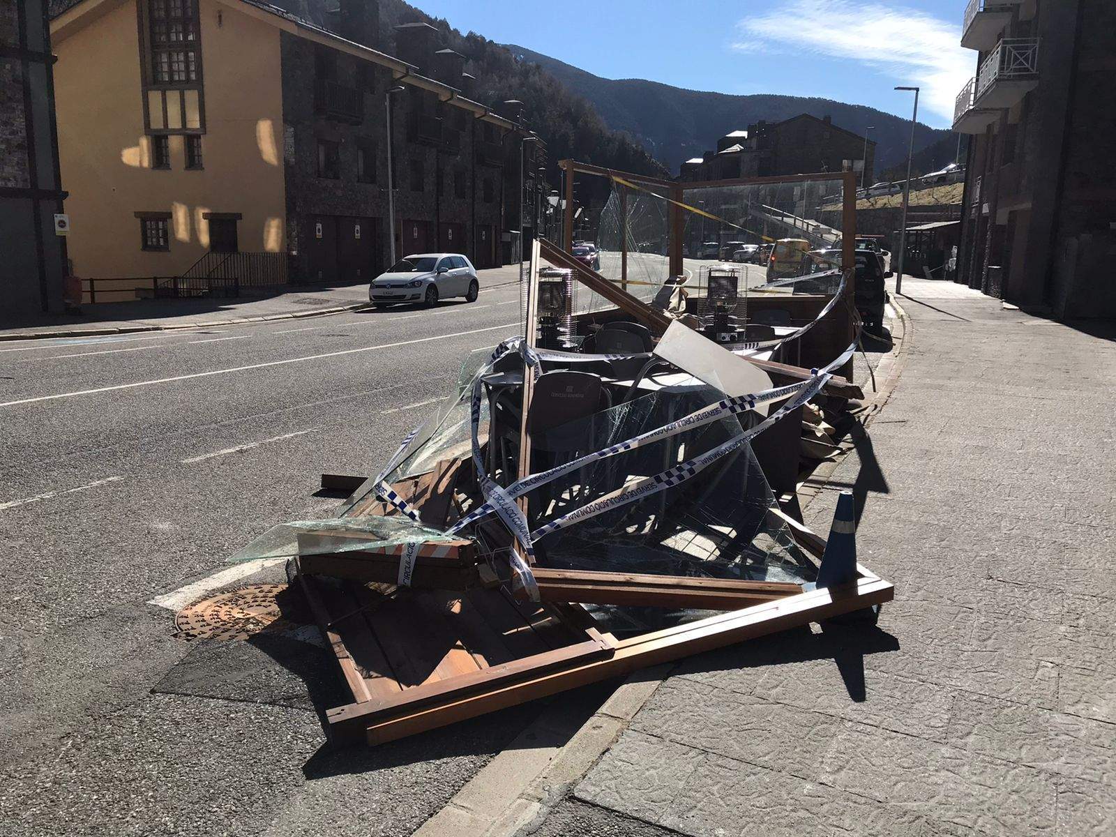 La terrassa malmesa pel vent.
