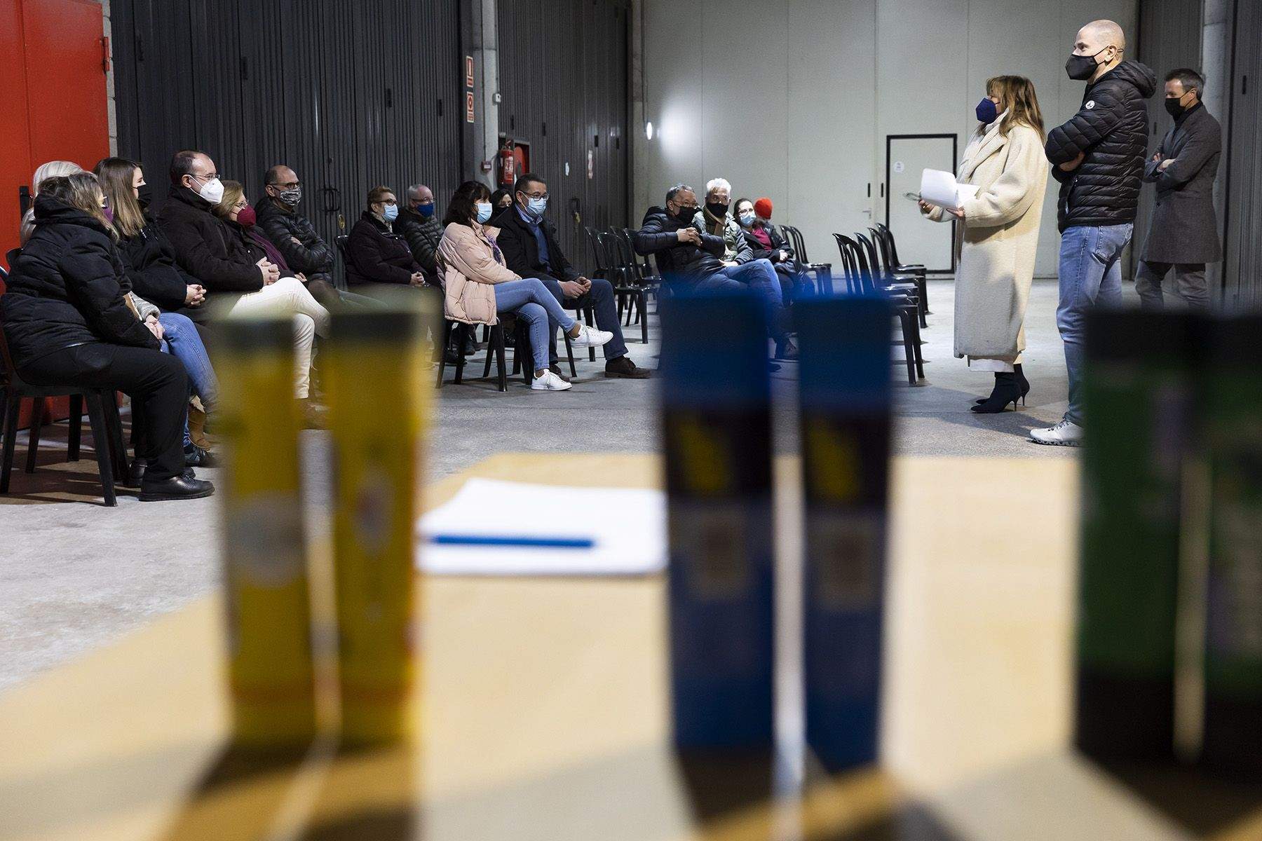 Els cònsols i el conseller a la reunió amb els veïns del Cedre.