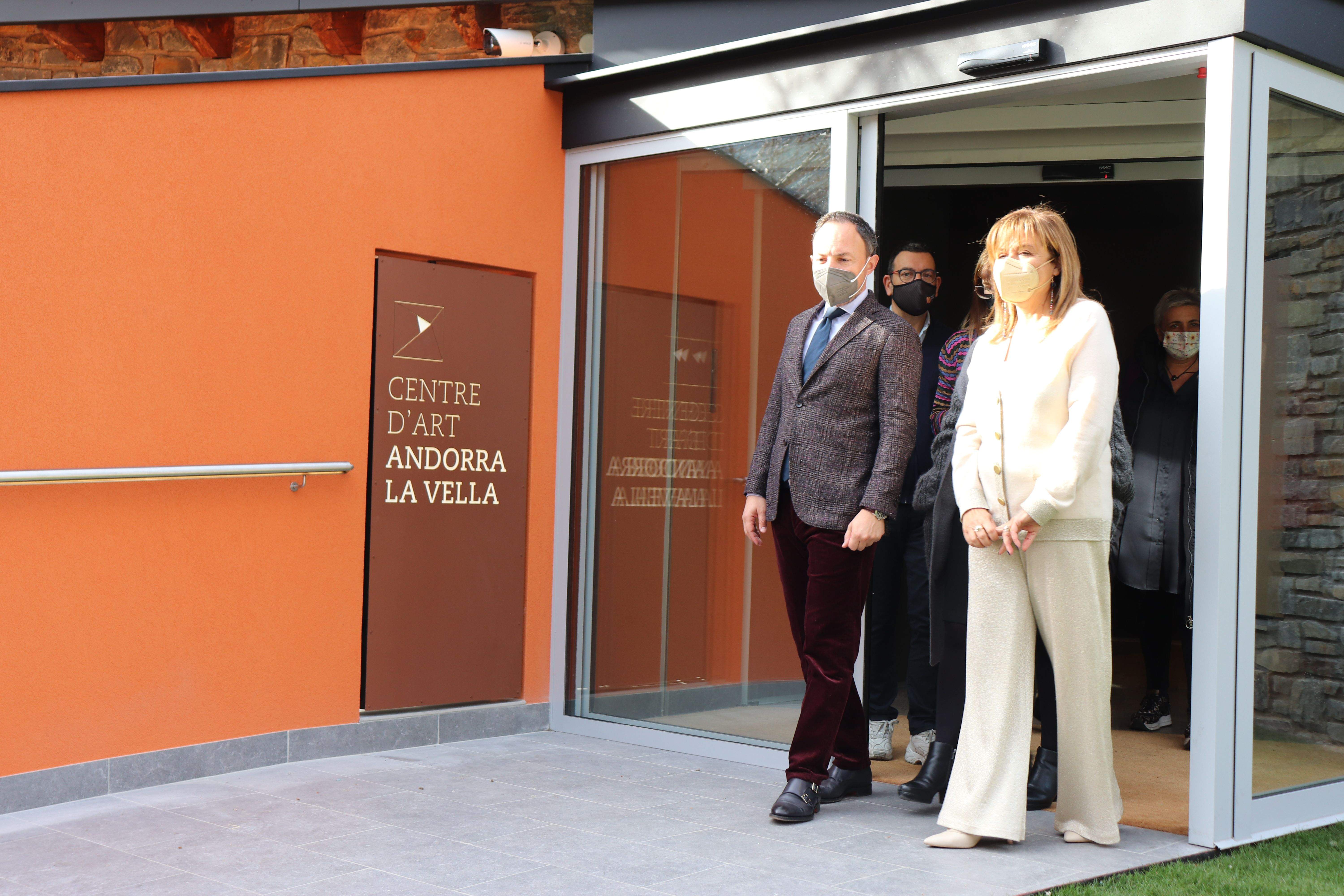 La cònsol major, Conxita Marsol, i el cap de Govern, Xavier Espot, sortint del Centre d'Art.