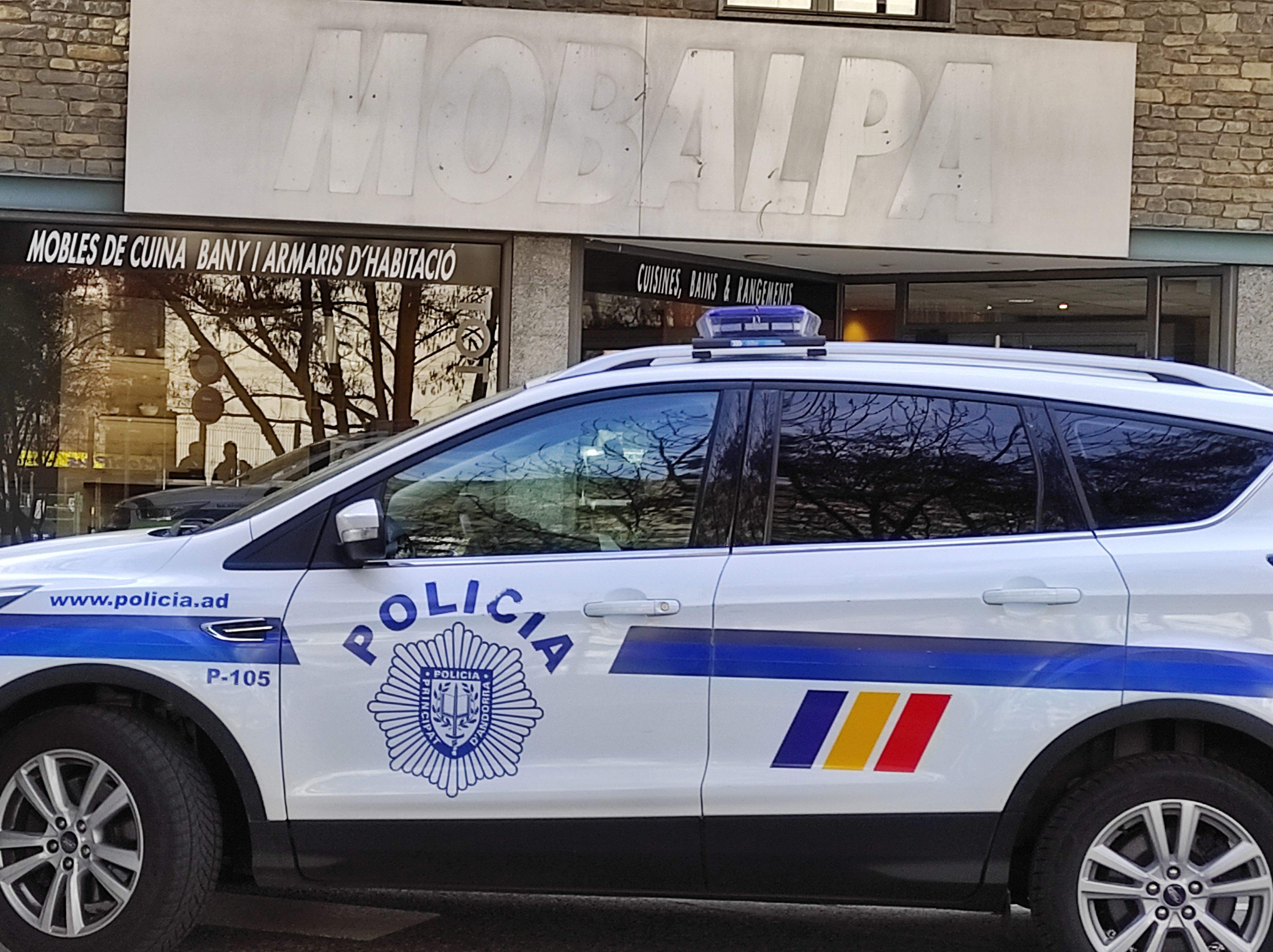 Un cotxe de policia davant la botiga al costat de la qual va ser detingut l'ara empresonat. Un cotxe de policia davant la botiga al costat de la qual va ser detingut l'ara empresonat.