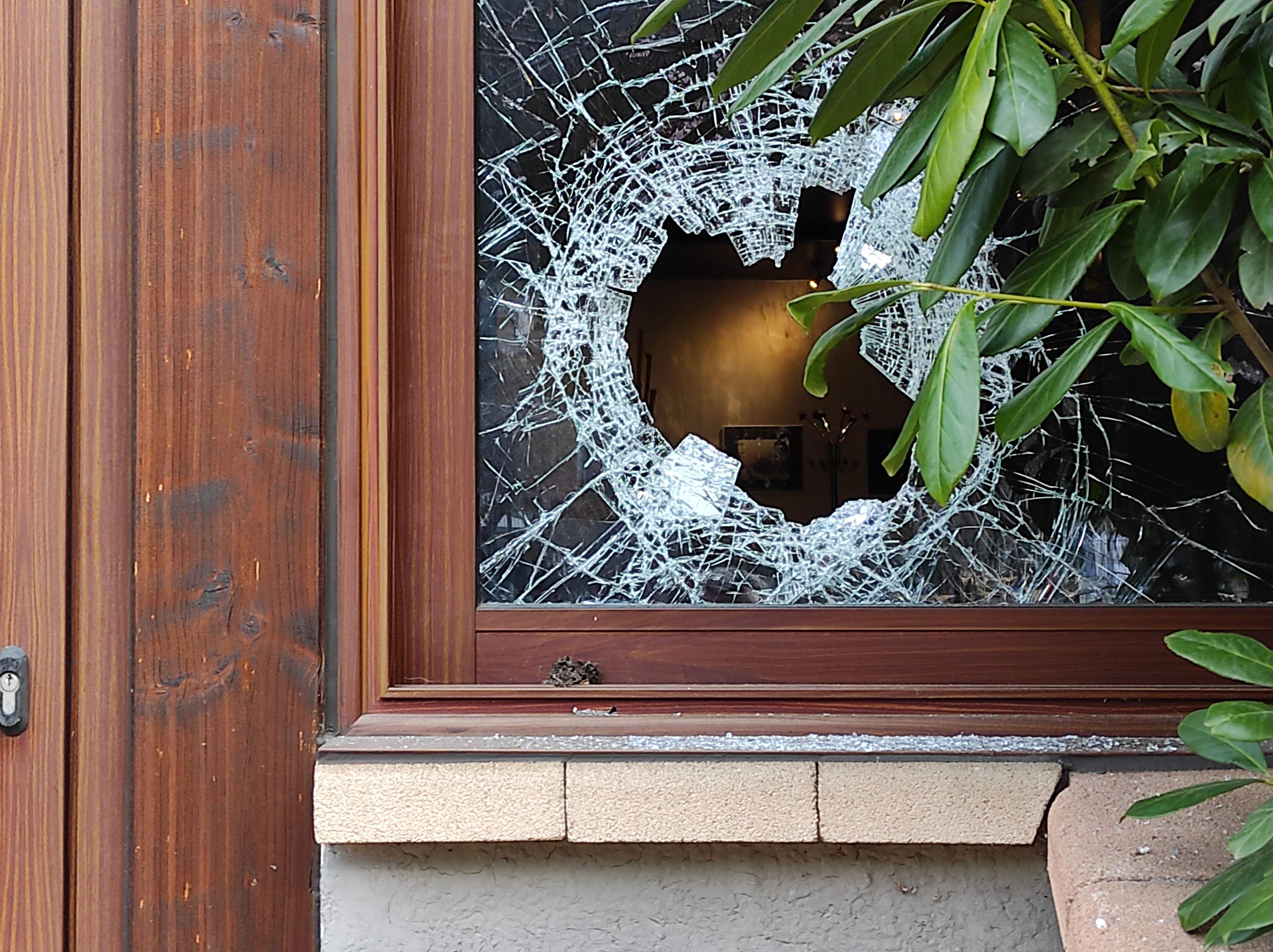 Vidre trencat en un dels establiments assaltats.