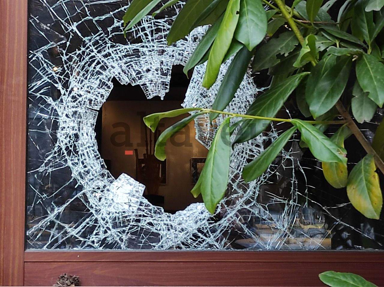 Vidre trencat en un dels establiments assaltats.