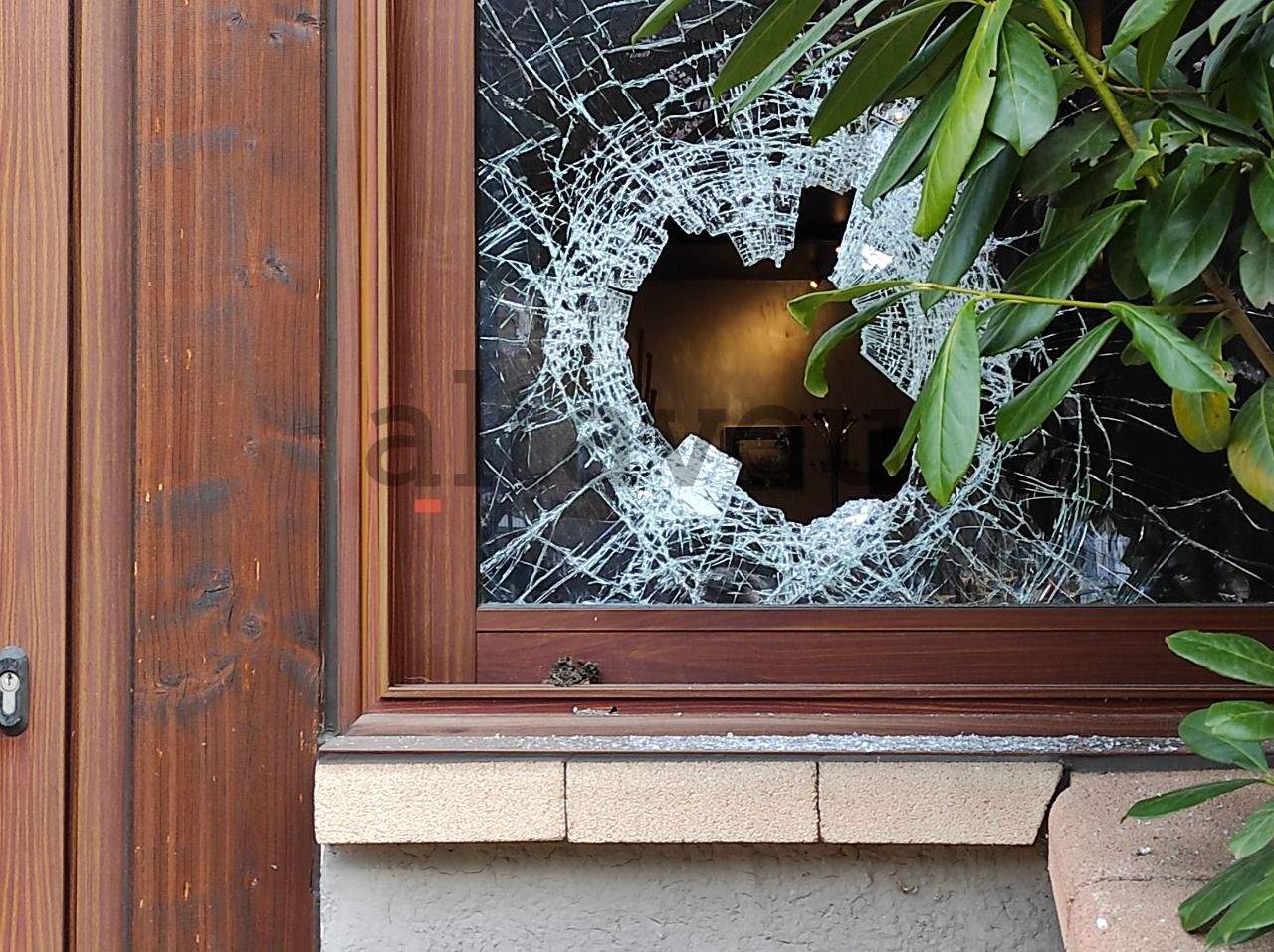 Vidre trencat en un dels establiments assaltats. Vidre trencat en un dels establiments assaltats.