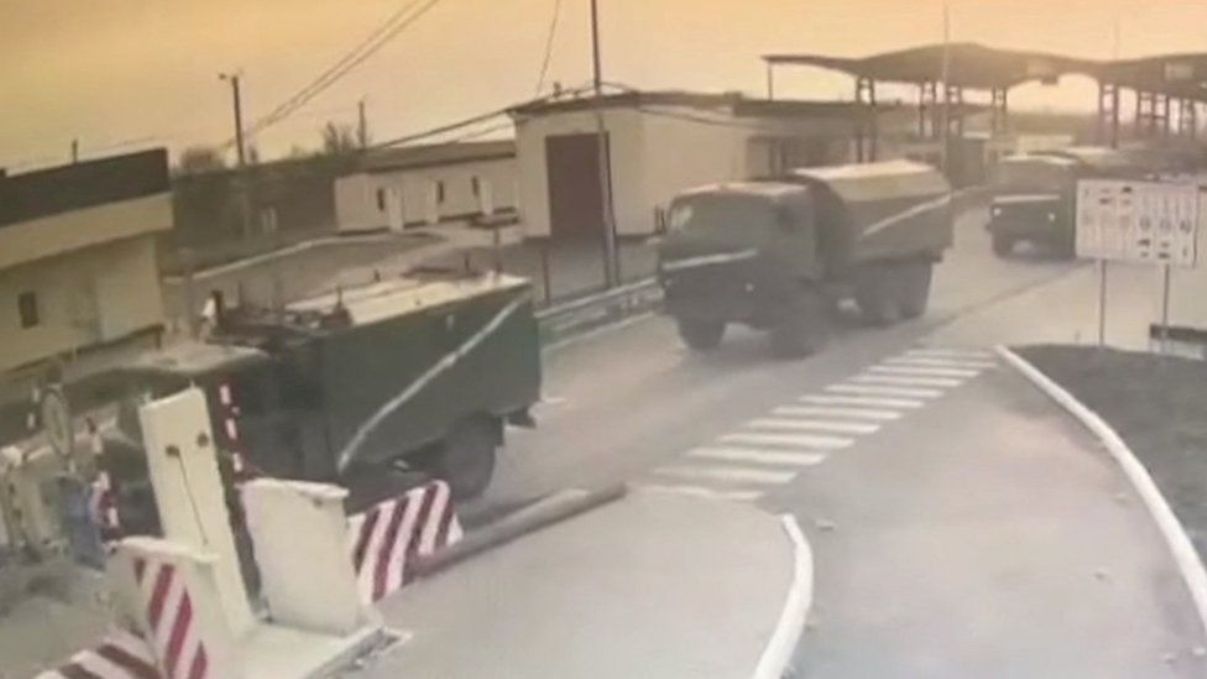 Camions militars russos entrant a Ucraïna des de Crimea en una captura d'una càmera de videovigilància.