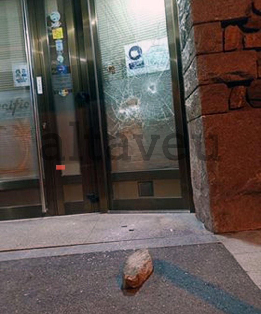 La pedra amb què es va rebentar la vidriera d'un bar d'Escaldes.