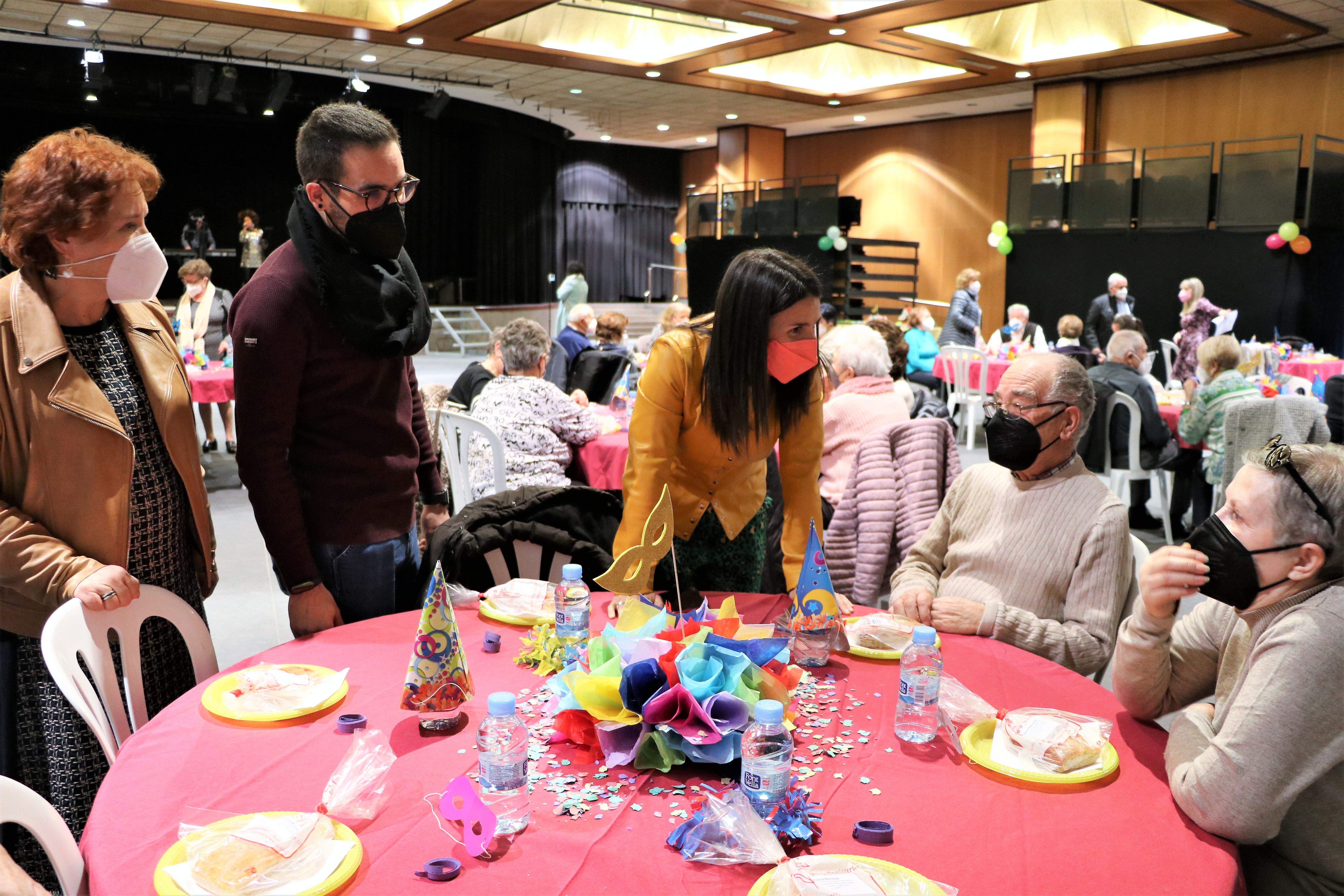 La cònsol d'Encamp, Laura Mas conversa aquest dijous amb uns padrins al carnaval de la gent gran.