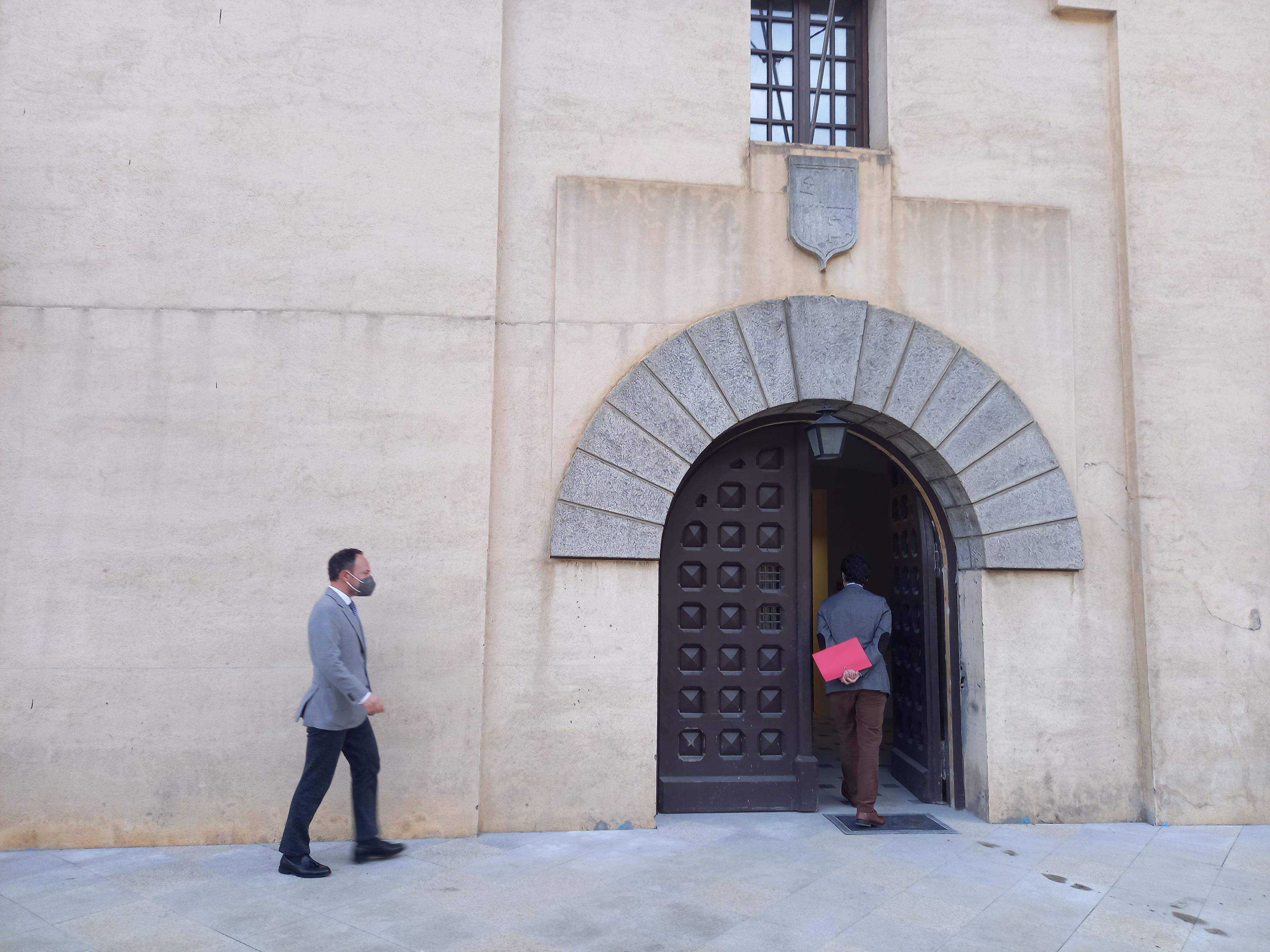 Espot caminant aquesta tarda cap a l'entrada de Ràdio Andorra.