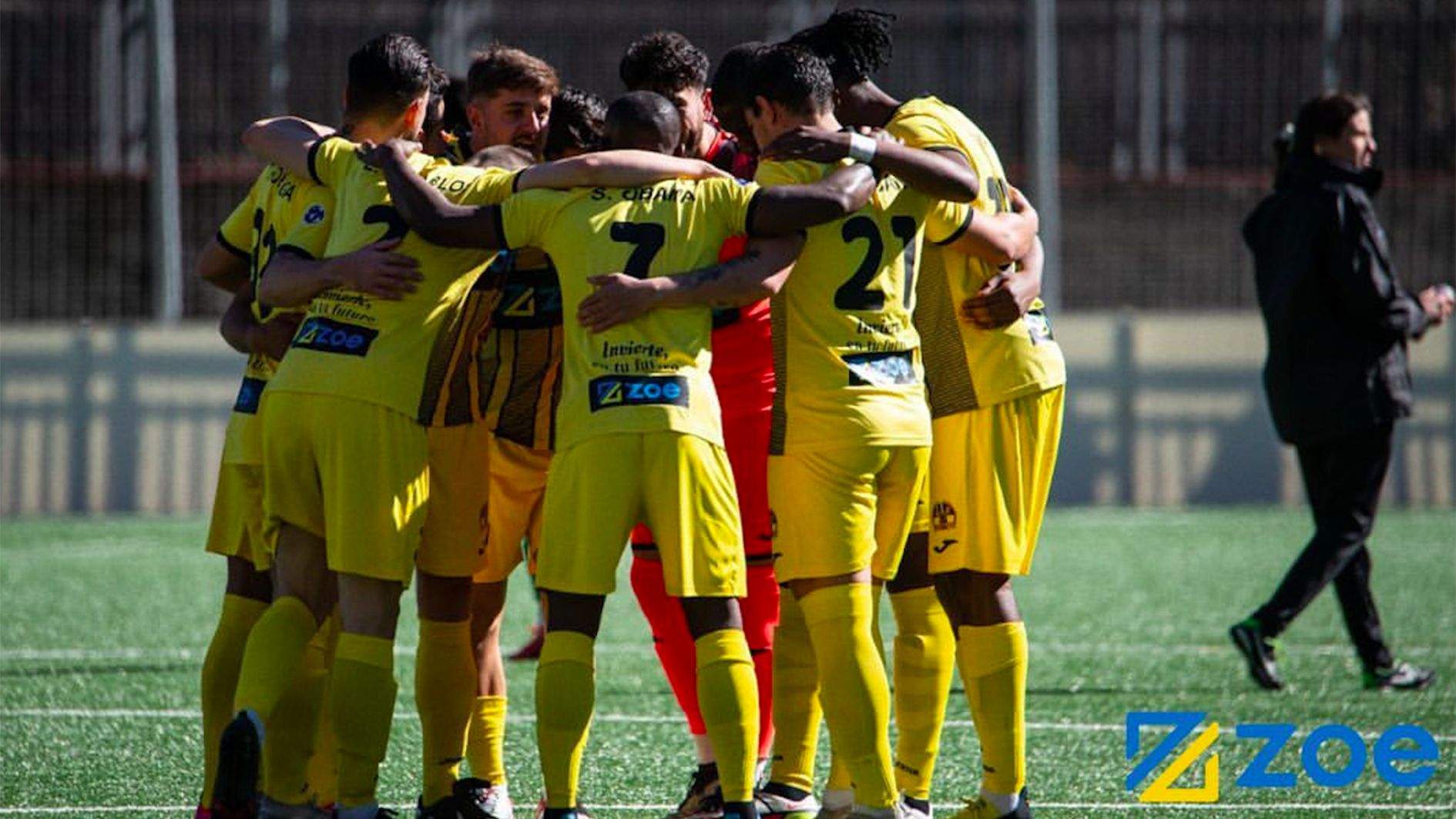 Una rotllana de l'equip; Zoe apareix per tot arreu.