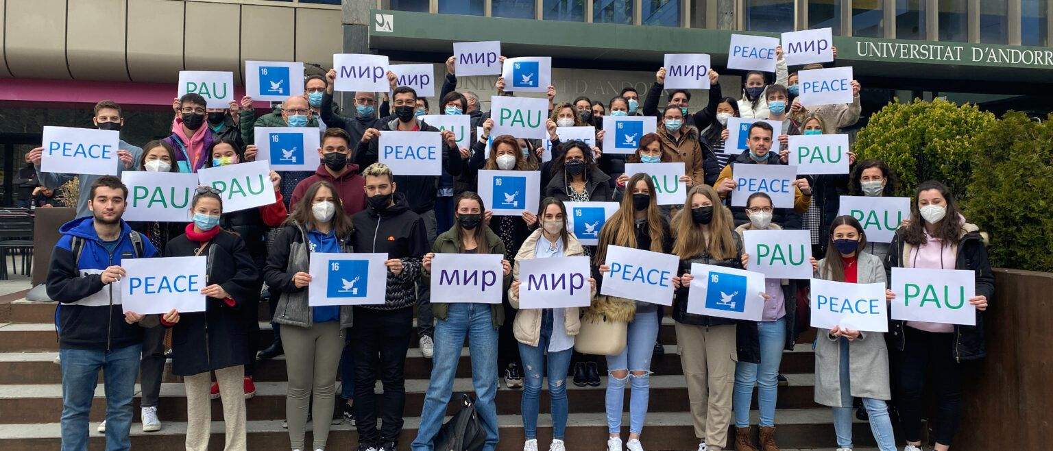 Els alumnes de l'UdA a la plaça de la Germandat.