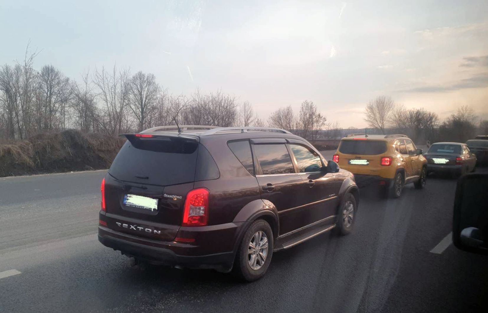 Trànsit en el trajecte cap a Lviv vist des del comboi on viatgen andorrans.