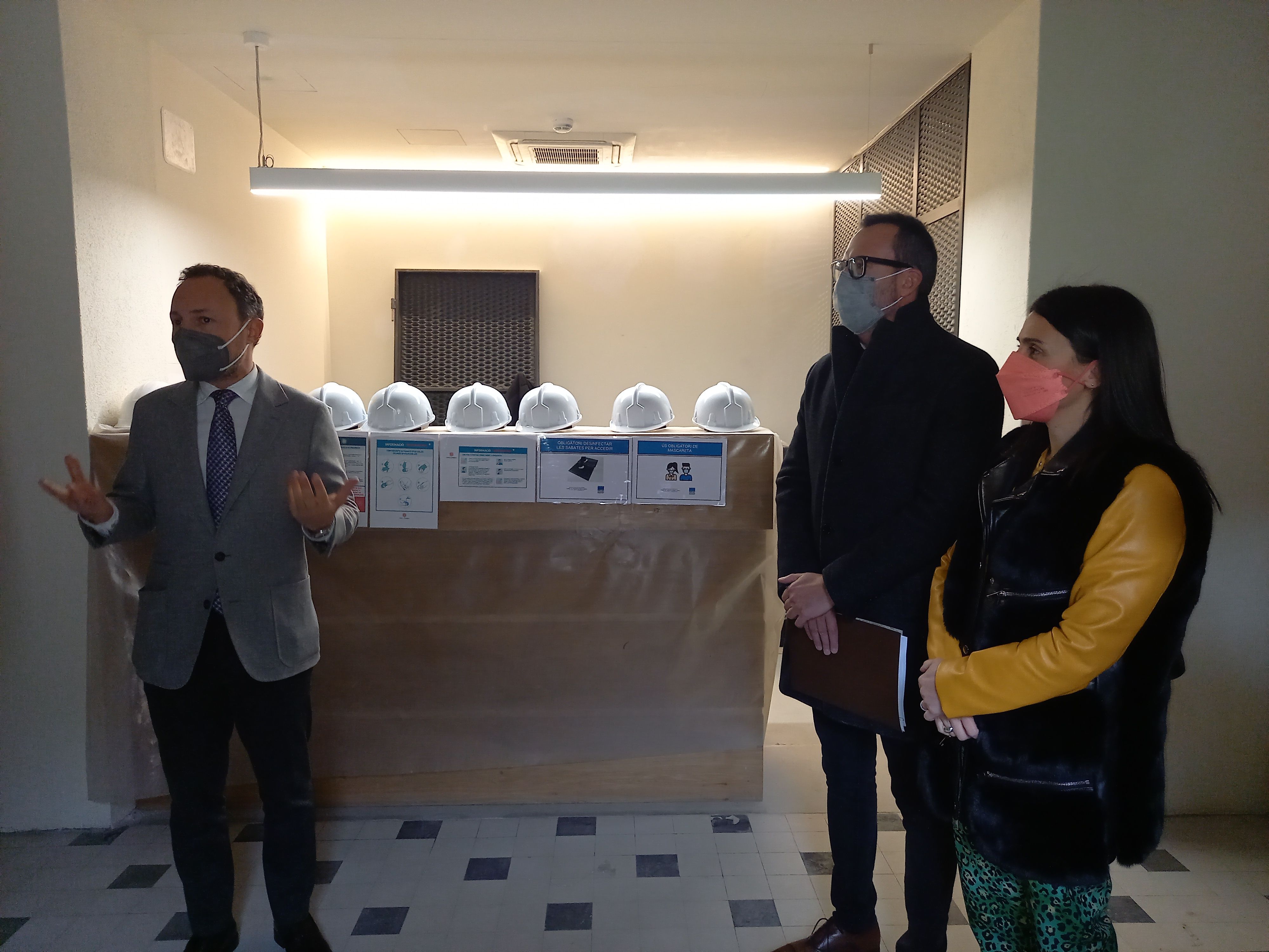 Mas, a la dreta, escoltant les explicacions del cap de Govern.