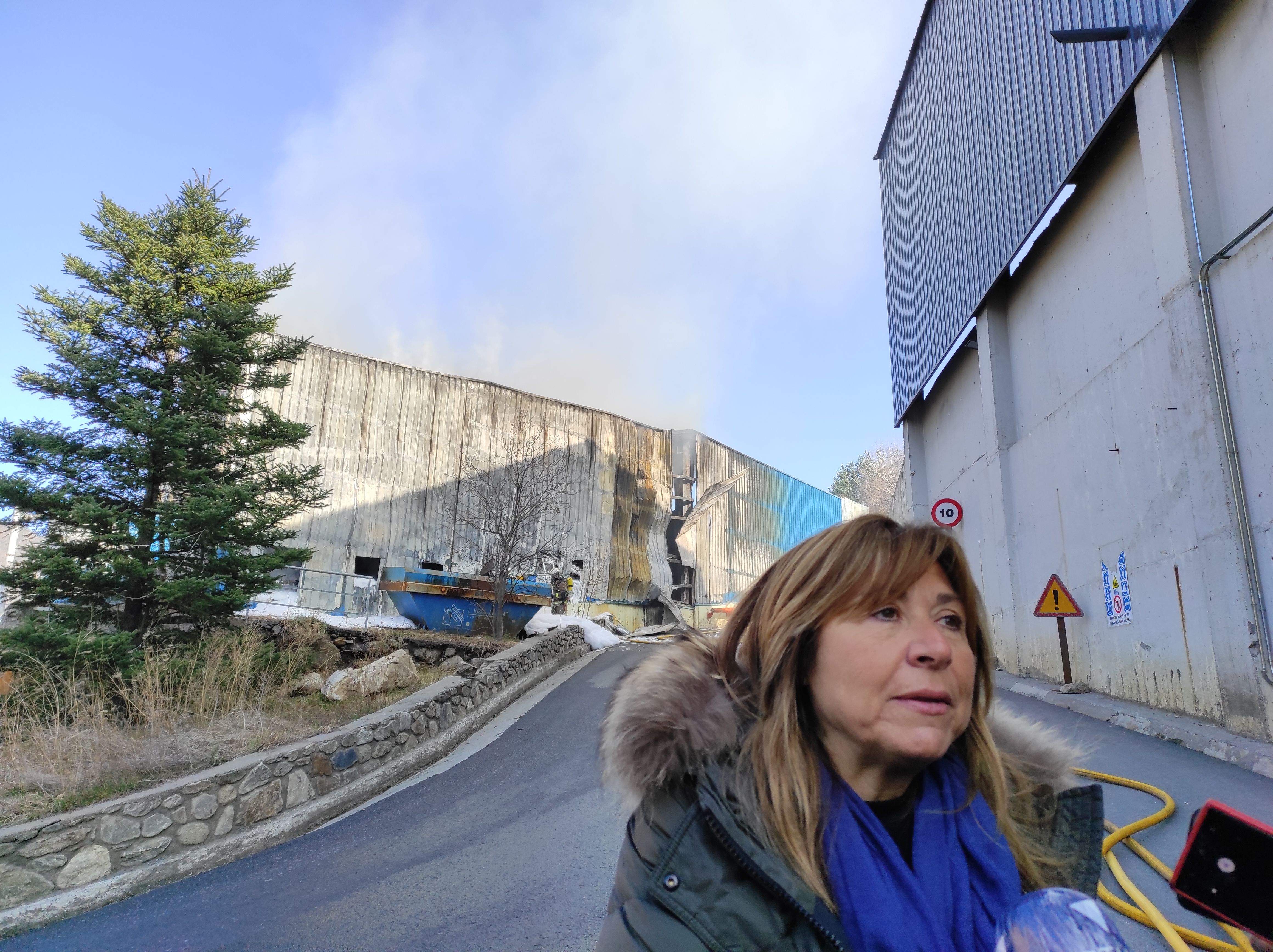 Conxita Marsol donant explicacions al peu de la nau.