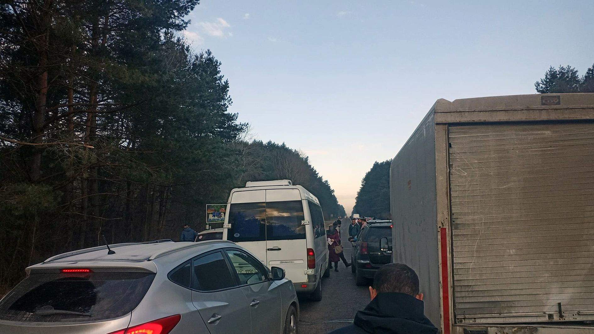 Imatge des del comboi del trànsit en direcció la frontera polonesa.