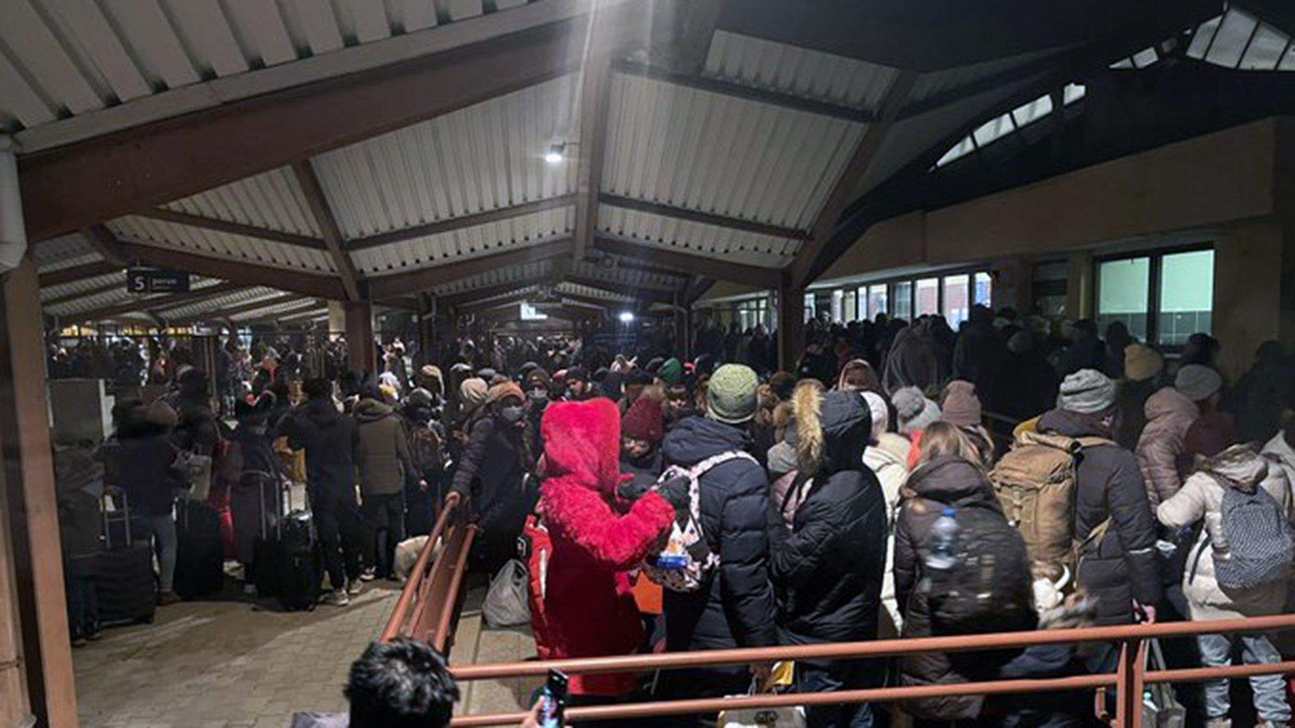 Control de passatgers a l'estació de tren polonesa on ha arribat Jordi Escura.