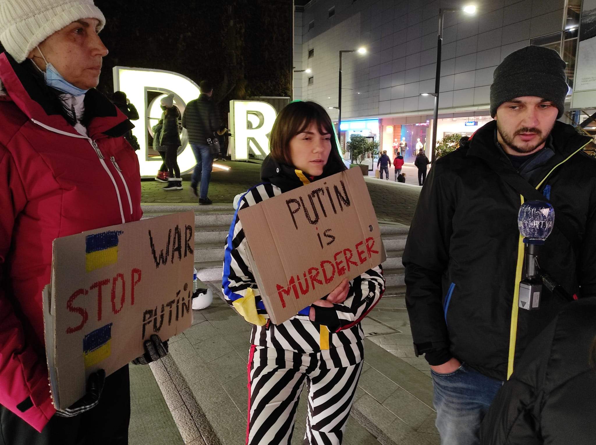 La família que s'ha concentrat a la plaça del The Cloud.