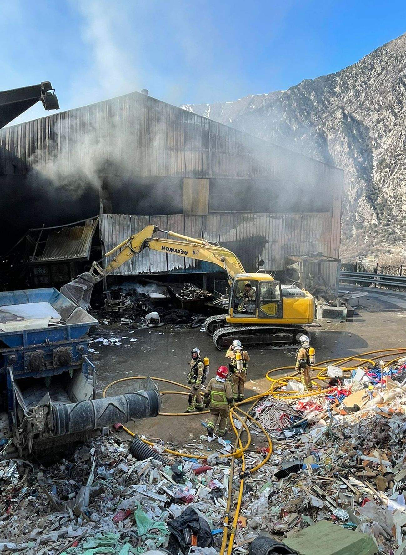 Bombers treballant a l'exterior de la planta.
