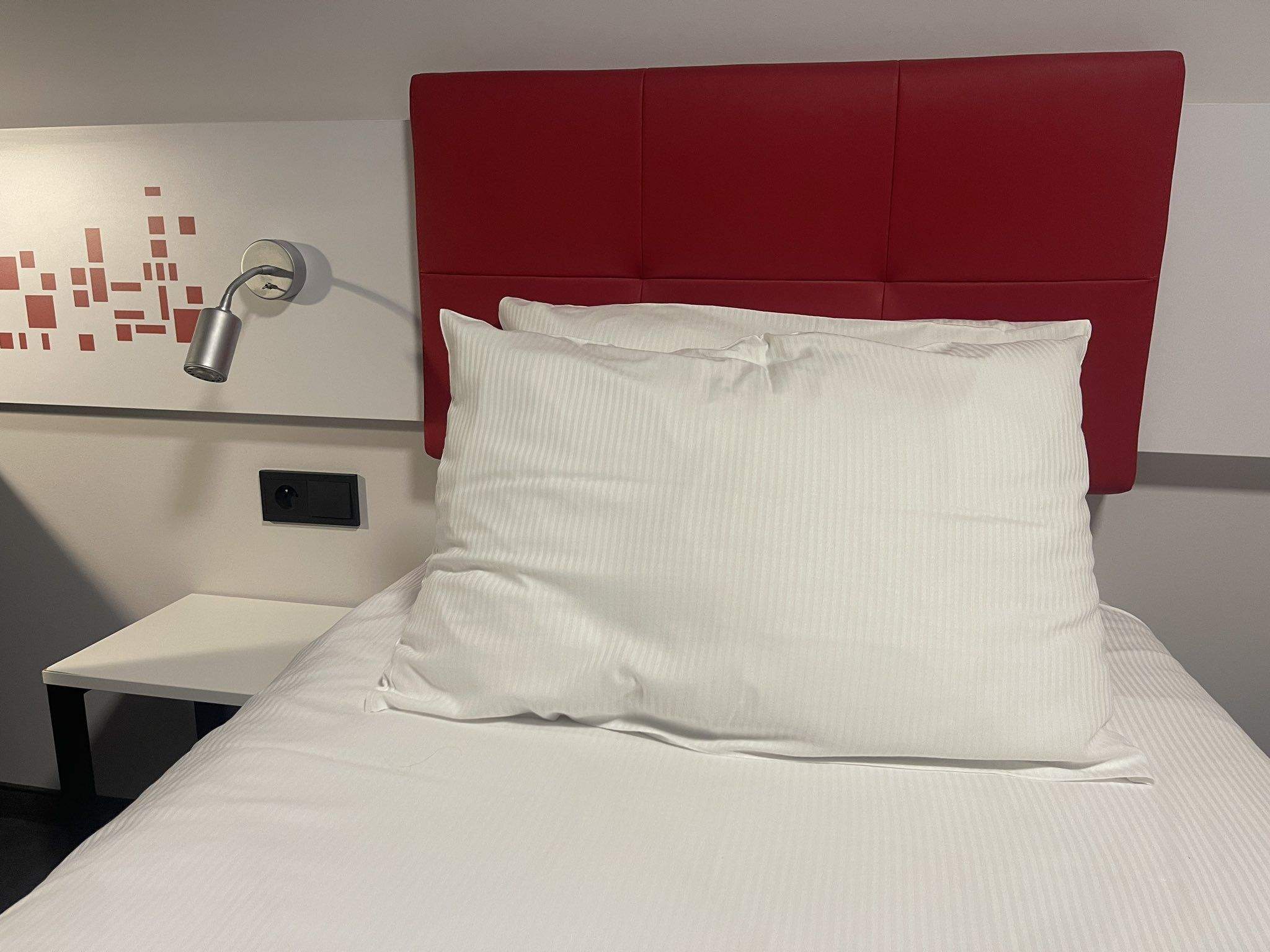 El llit en un hotel de Cracòvia on ha pogut descansar aquesta nit Lluís Cortès, company de Jordi Escura.