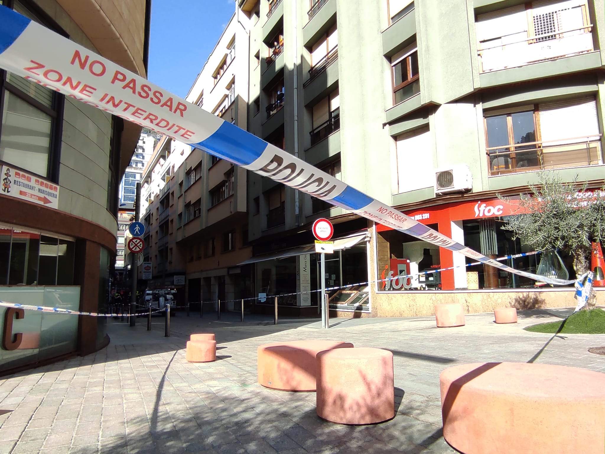 La policia ha acordonat la zona on ha quedat estesa la dona.