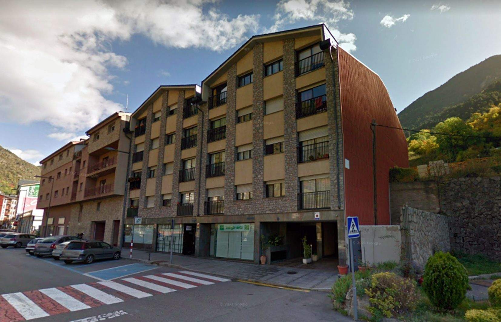 La grua hauria caigut per la part posterior d'aquests edificis.
