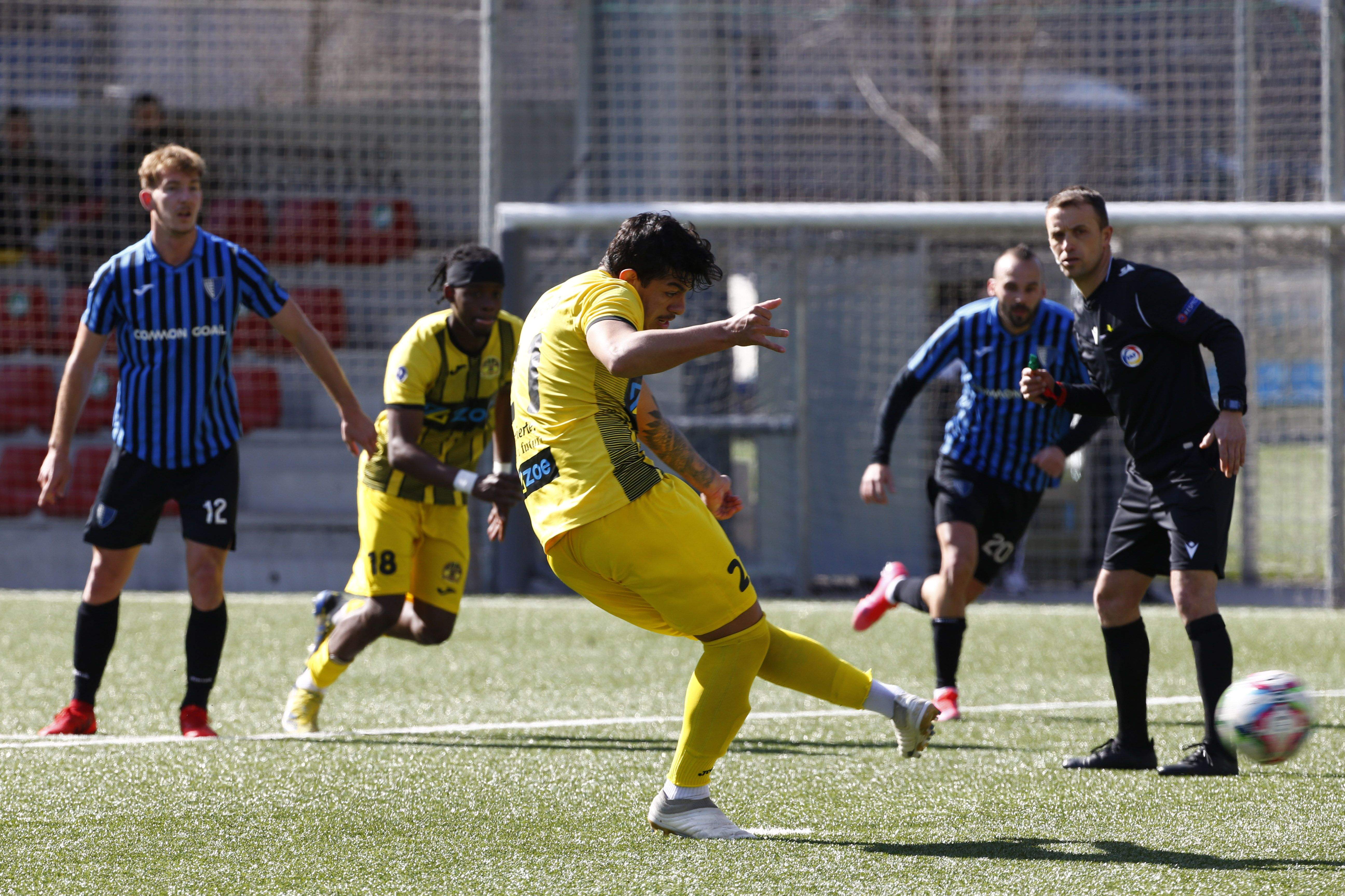 Gavim xuta el penal que ha significat l'únic gol del partit.