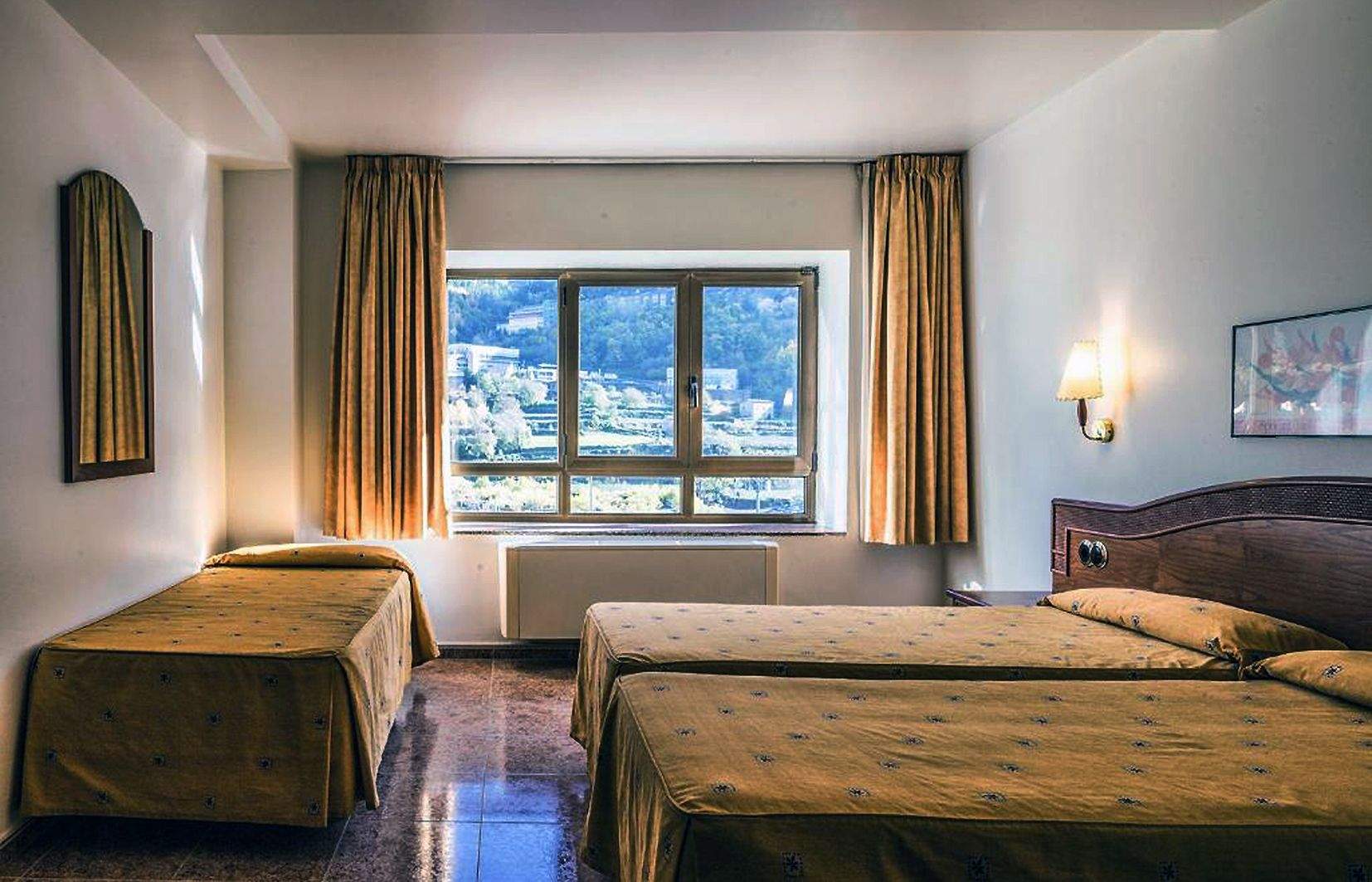 Una imatge d'una habitació de l'hotel on estaven allotjats els dos homes controlats.