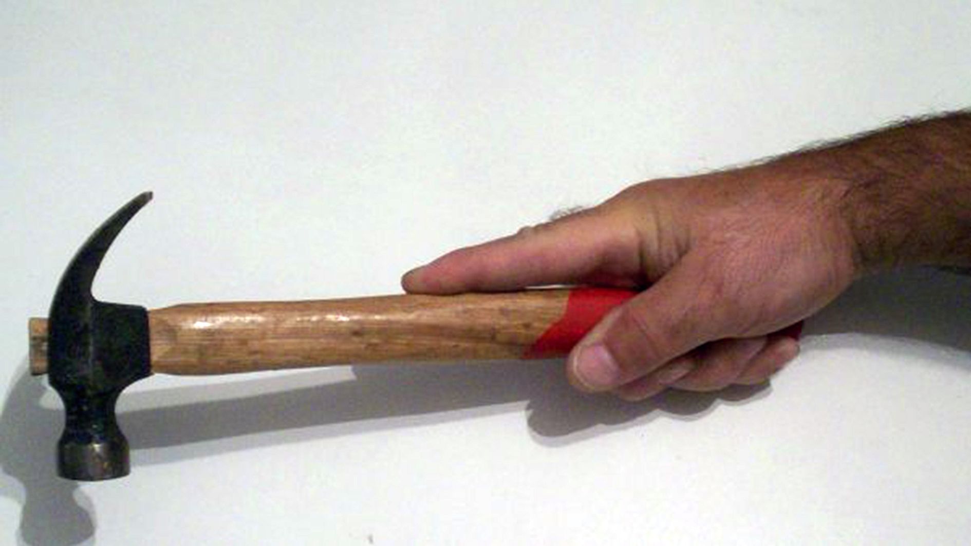 Una imatge d'arxiu d'un home agafant un martell.