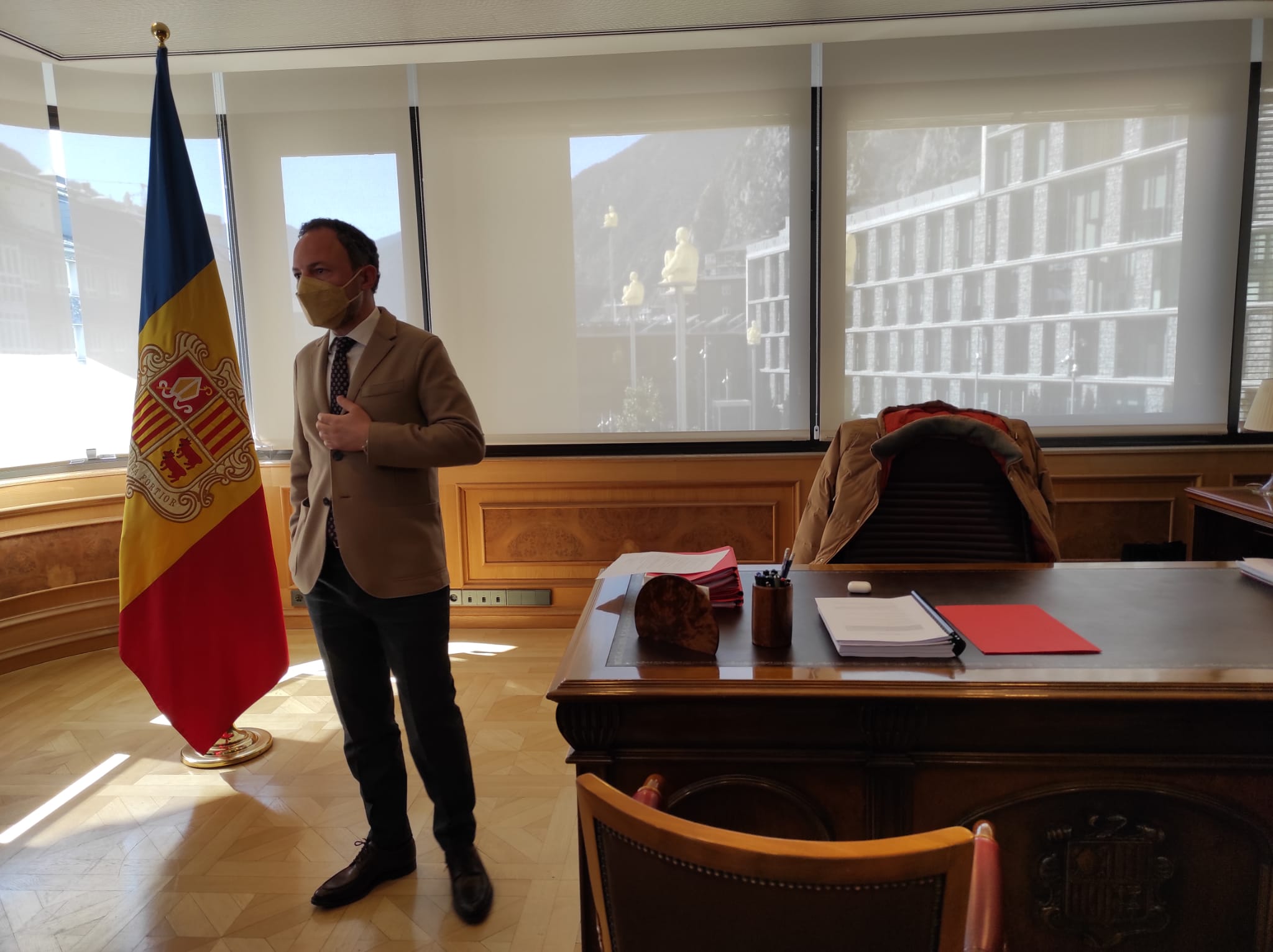 Xavier Espot ha anunciat la decisió sobre Rússia des del seu despatx. Xavier Espot ha anunciat la decisió sobre Rússia des del seu despatx.