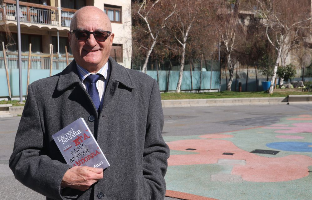 Joaquín Abad, a la Plaça del Poble, mostrant un exemplar del llibre que presenta oficialment aquest dijous a la tarda a l'FNAC.