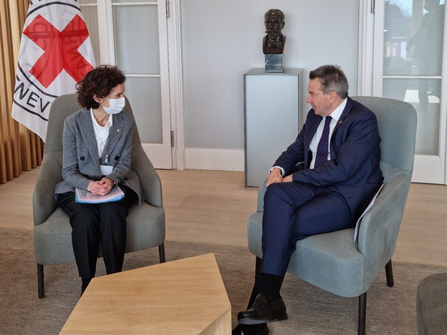 La ministra Maria Ubach amb el president del CICR, Peter Maurer.