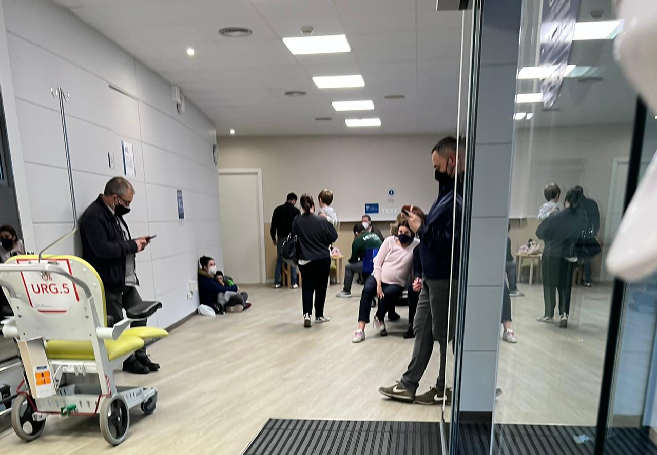 Gent esperant torn a Urgències.