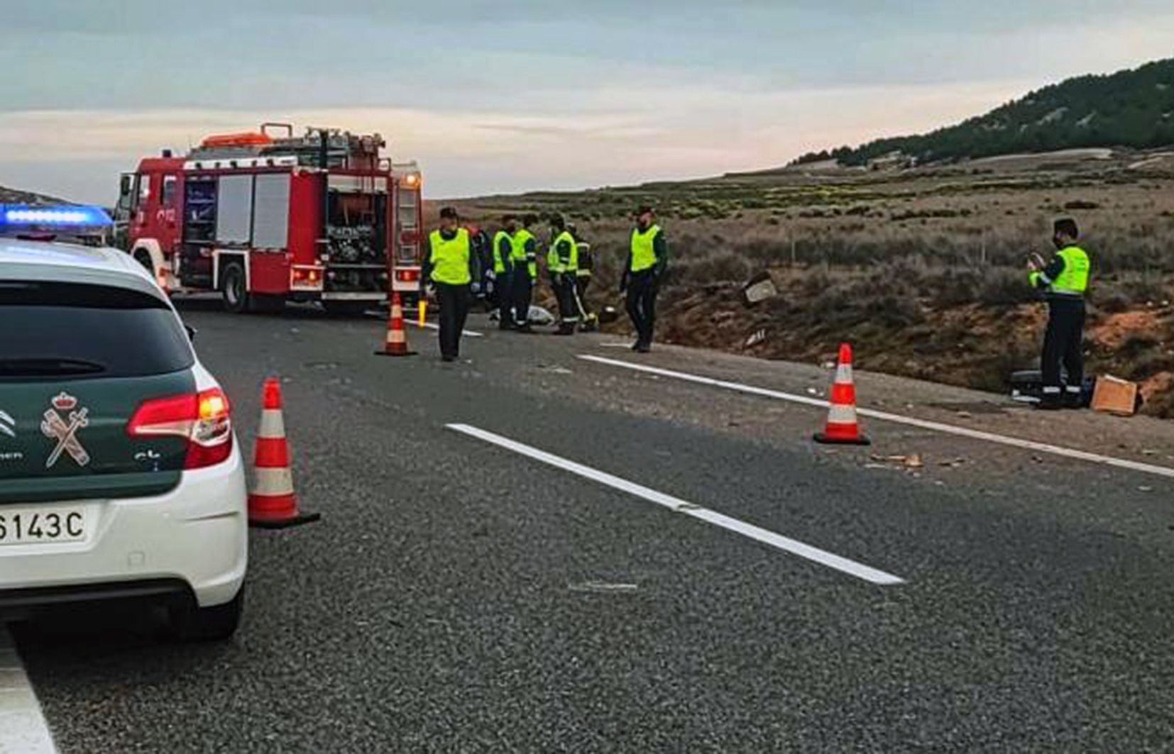 Agents de la guàrdia civil treballant en el lloc de l'accident. Agents de la guàrdia civil treballant en el lloc de l'accident.