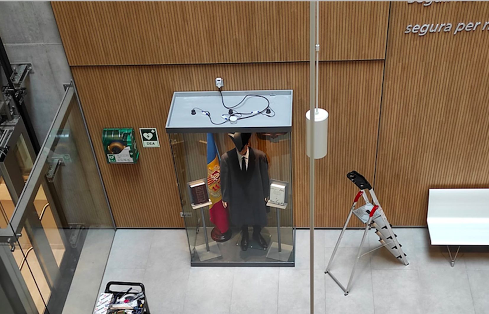 La vitrina en plena instal·lació.