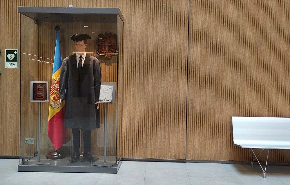 El maniquí a la vitrina quan divendres es va instal·lar. Aquest dimarts ja no hi era.