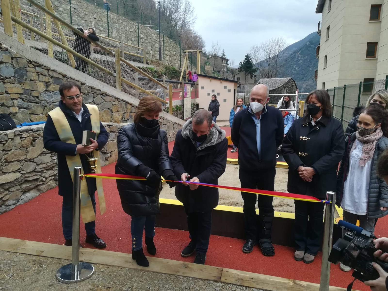 Els cònsols, Josep Majoral i Mireia Codina tallen la cinta a la inauguració del parc.