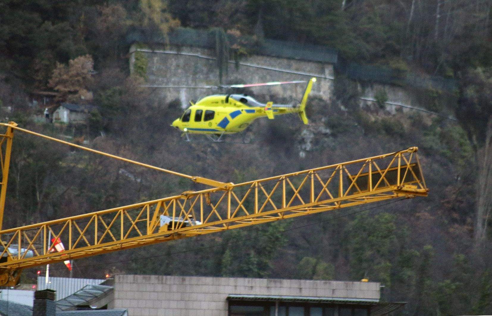 L'helicòpter aquesta tarda, en tornar de Barcelona després de deixar el pacient.