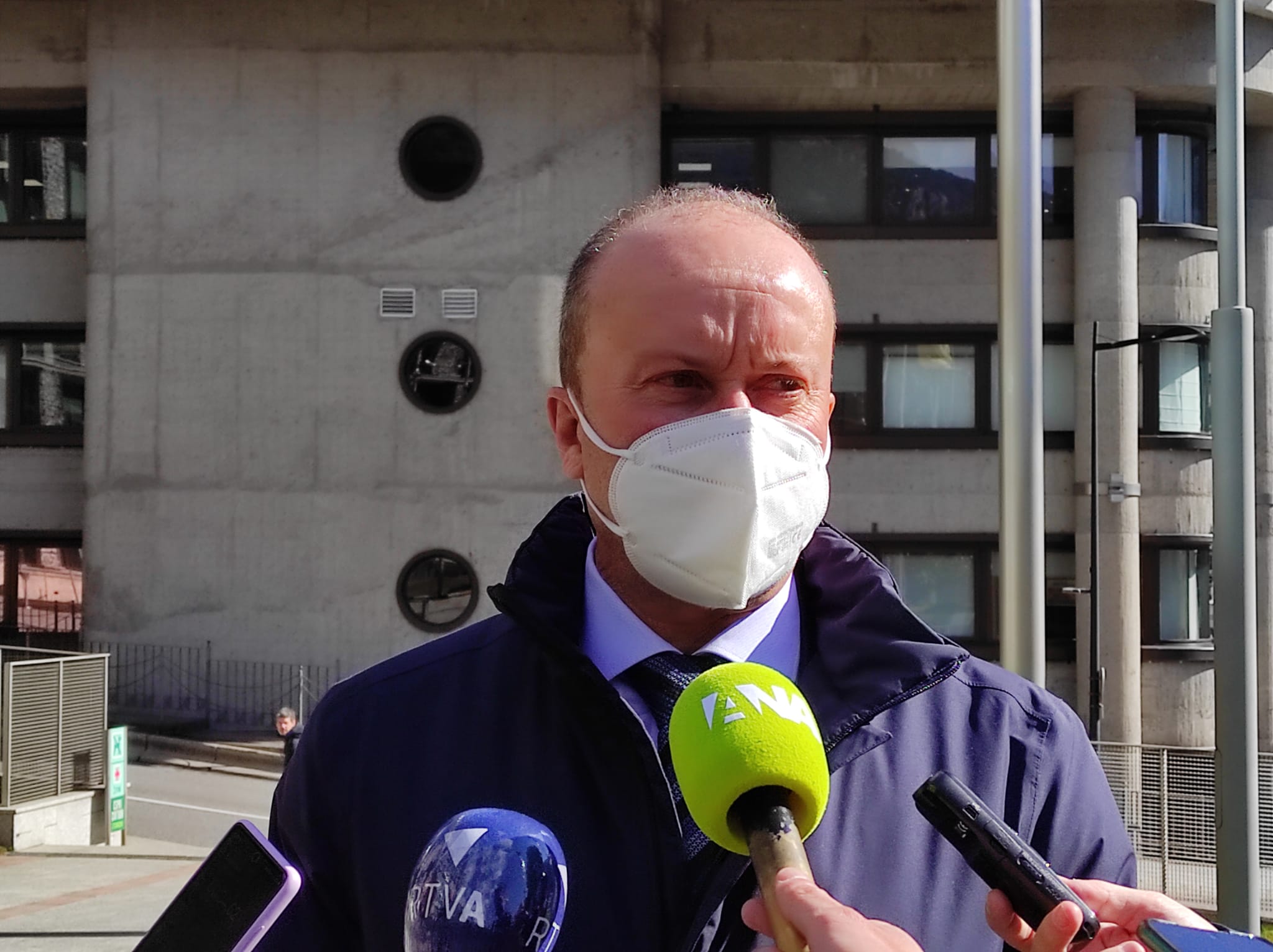 El ministre d'Afers Exteriors, Josep Maria Rosell, donant explicacions als mitjans de comunicació. El ministre d'Afers Exteriors, Josep Maria Rosell, donant explicacions als mitjans de comunicació.