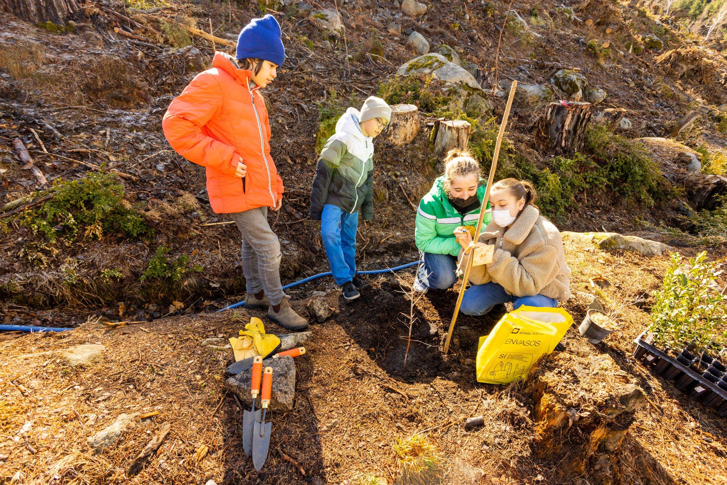 Alguns dels participants en la plantada d'arbres a la Plana