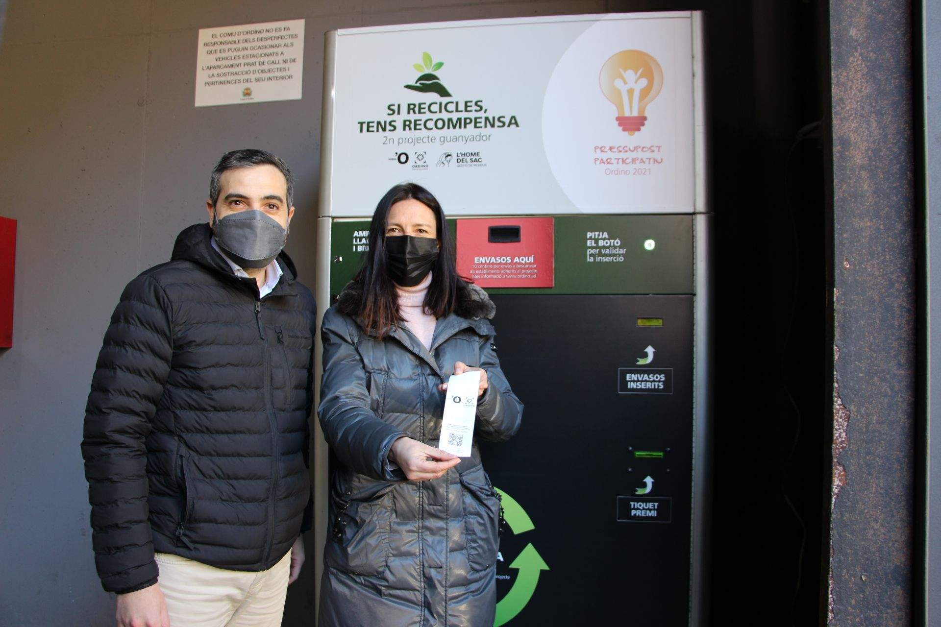 La cònsol menor d'Ordino, Eva Choy,  amb Víctor García, el ciutadà que va proposar la iniciativa.