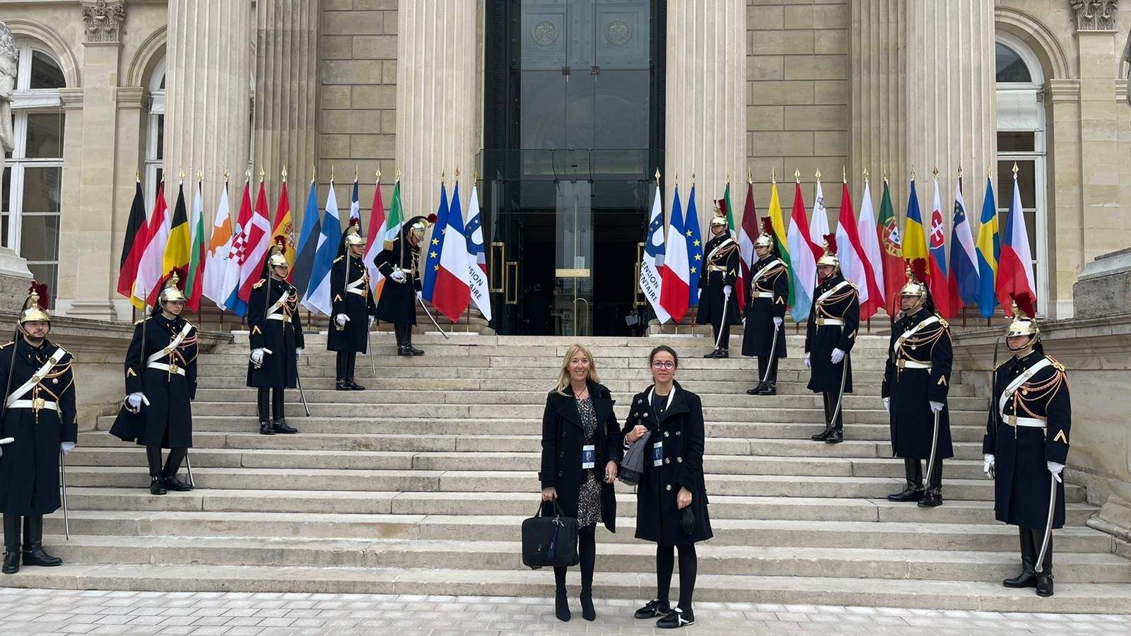 Codina i Salazar a l'entrada de l'Assemblea Nacional francesa.