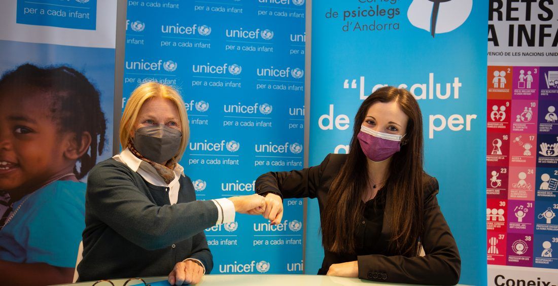 Mercè Miquel (Unicef) i Silvia Palau (Copsia) després de la signatura de l'acord.