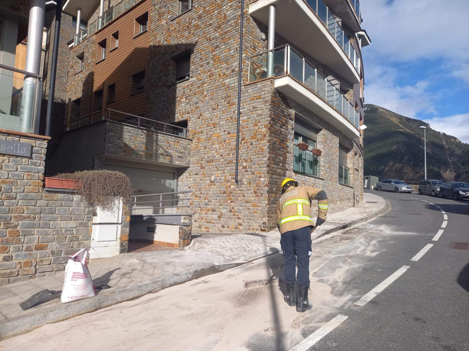 Efectius dels bombers treballant sobre la zona del vessament