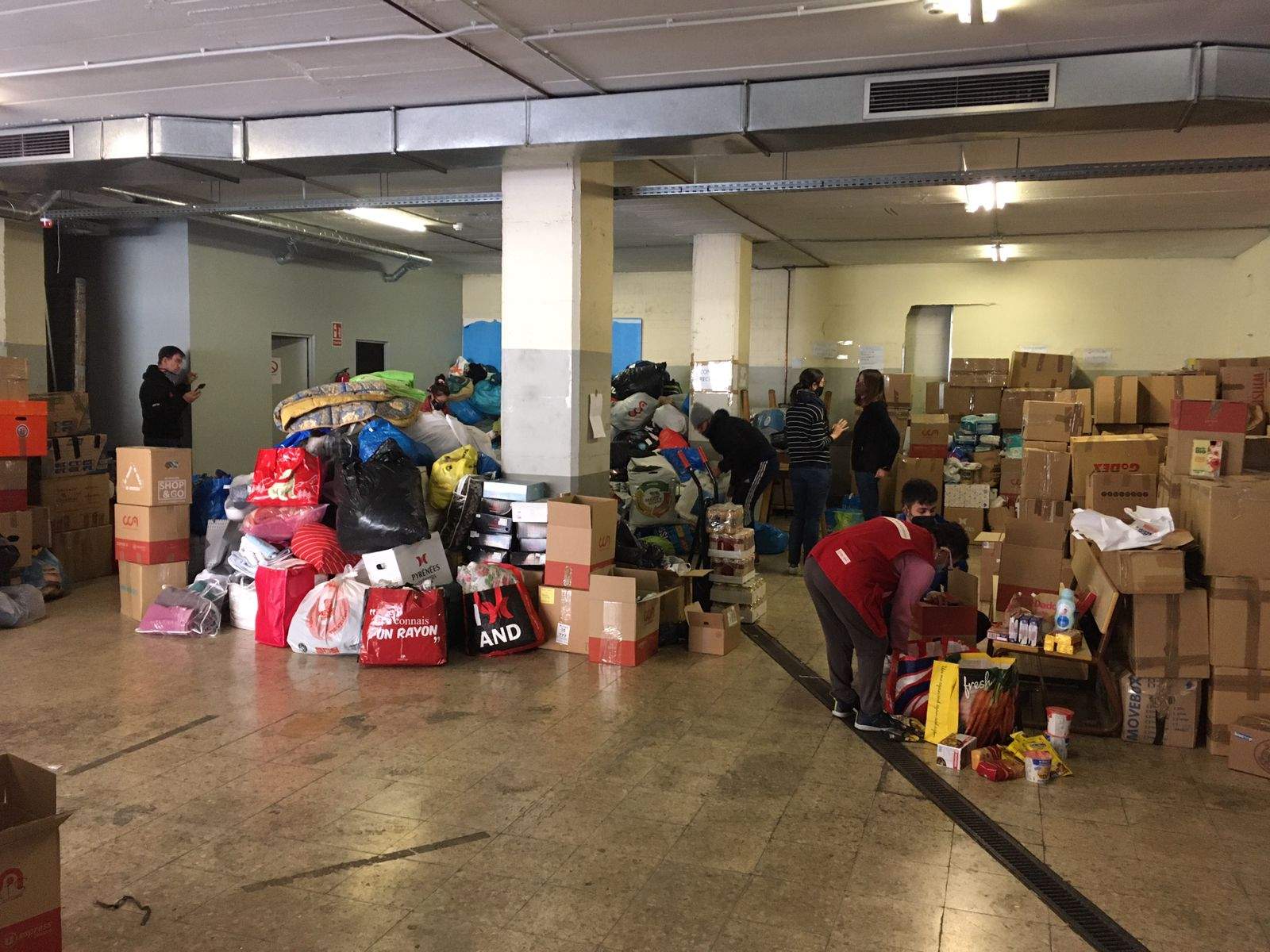 La seu de Creu Roja que s'utilitza a mode de magatzem de totes les donacions