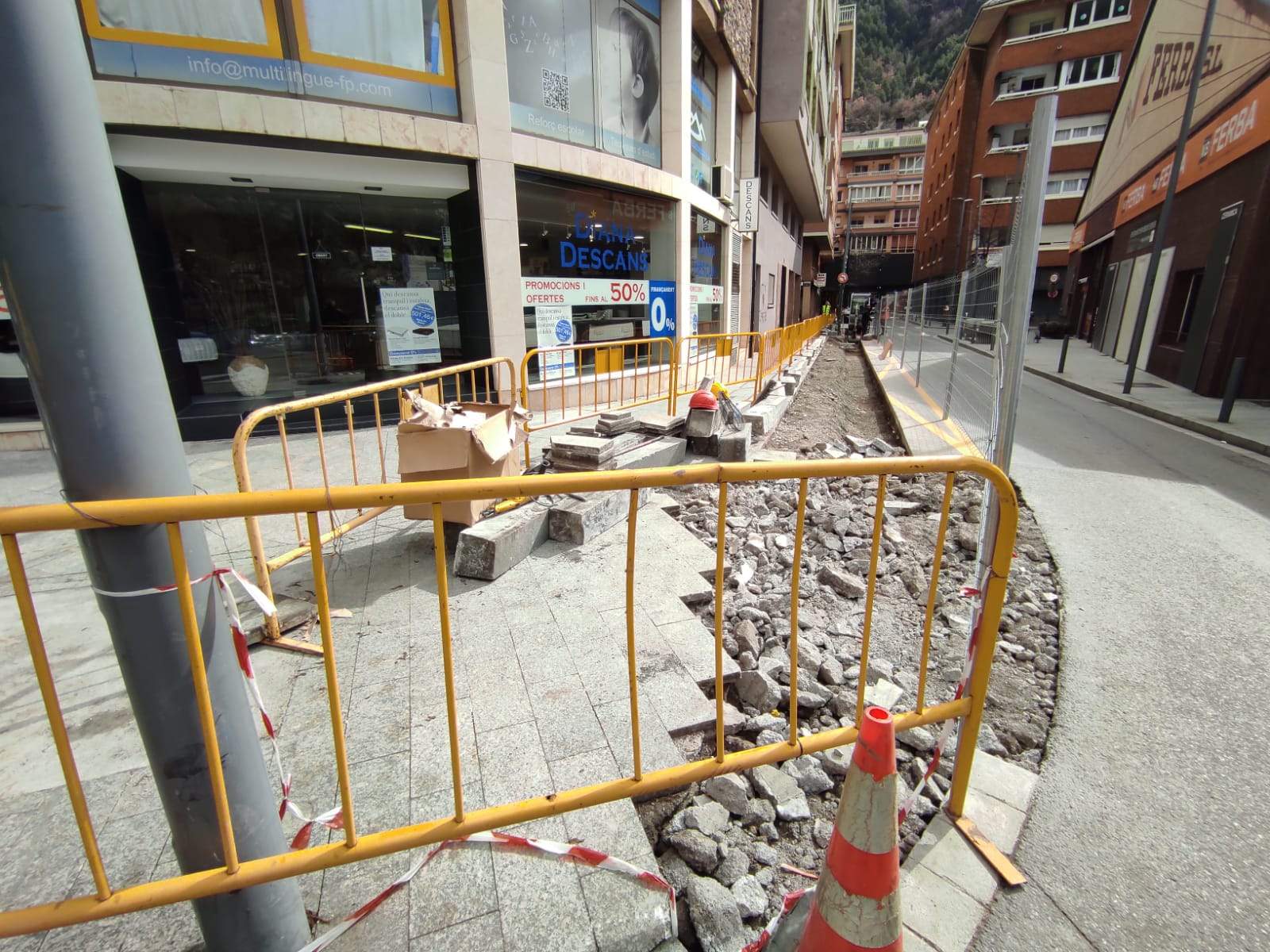 Les tanques al carrer Pere d'Urg, on es portaran a terme les obres.