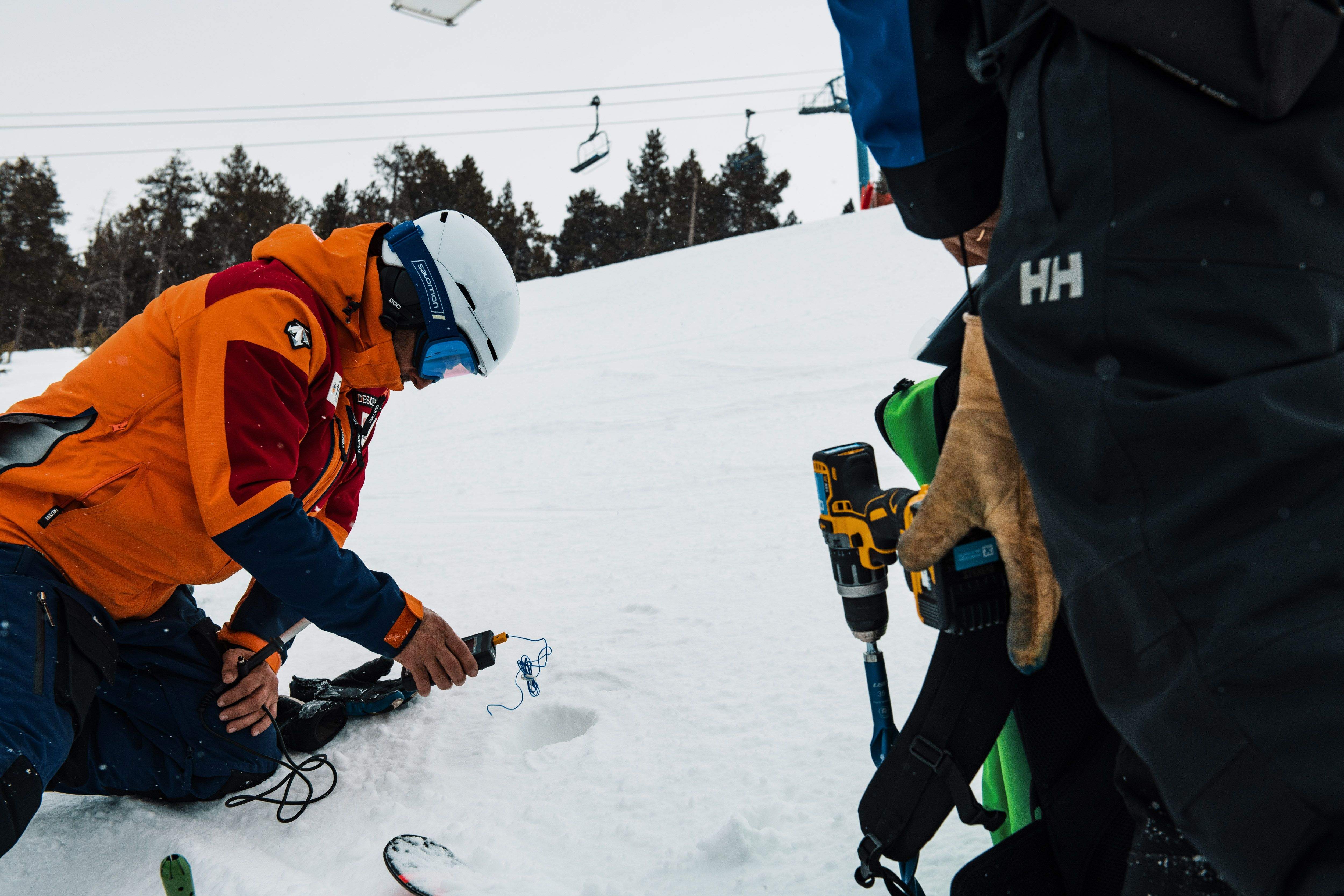 El tècnic de la FIS realitzant les mostres a les pistes de Grandvalira.