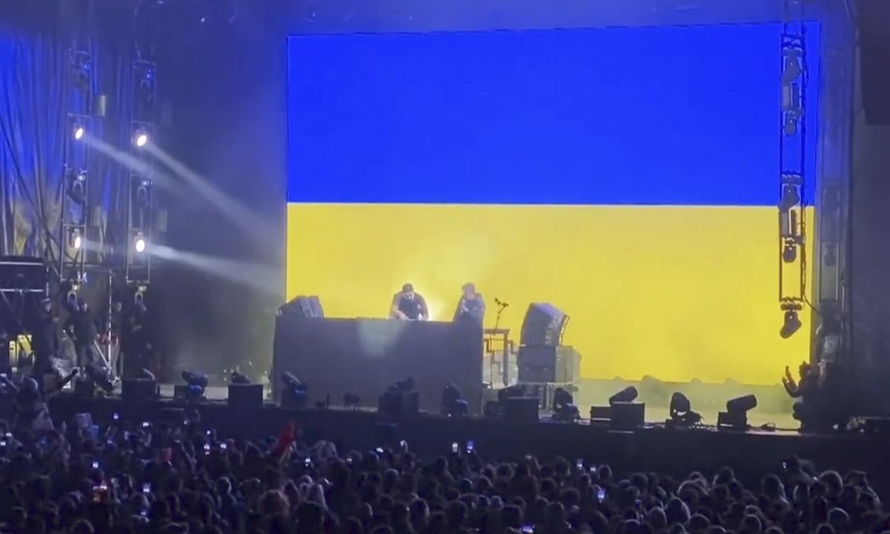 Joan Verdú llegint el manifest abans del concert de Timmy Trumpet