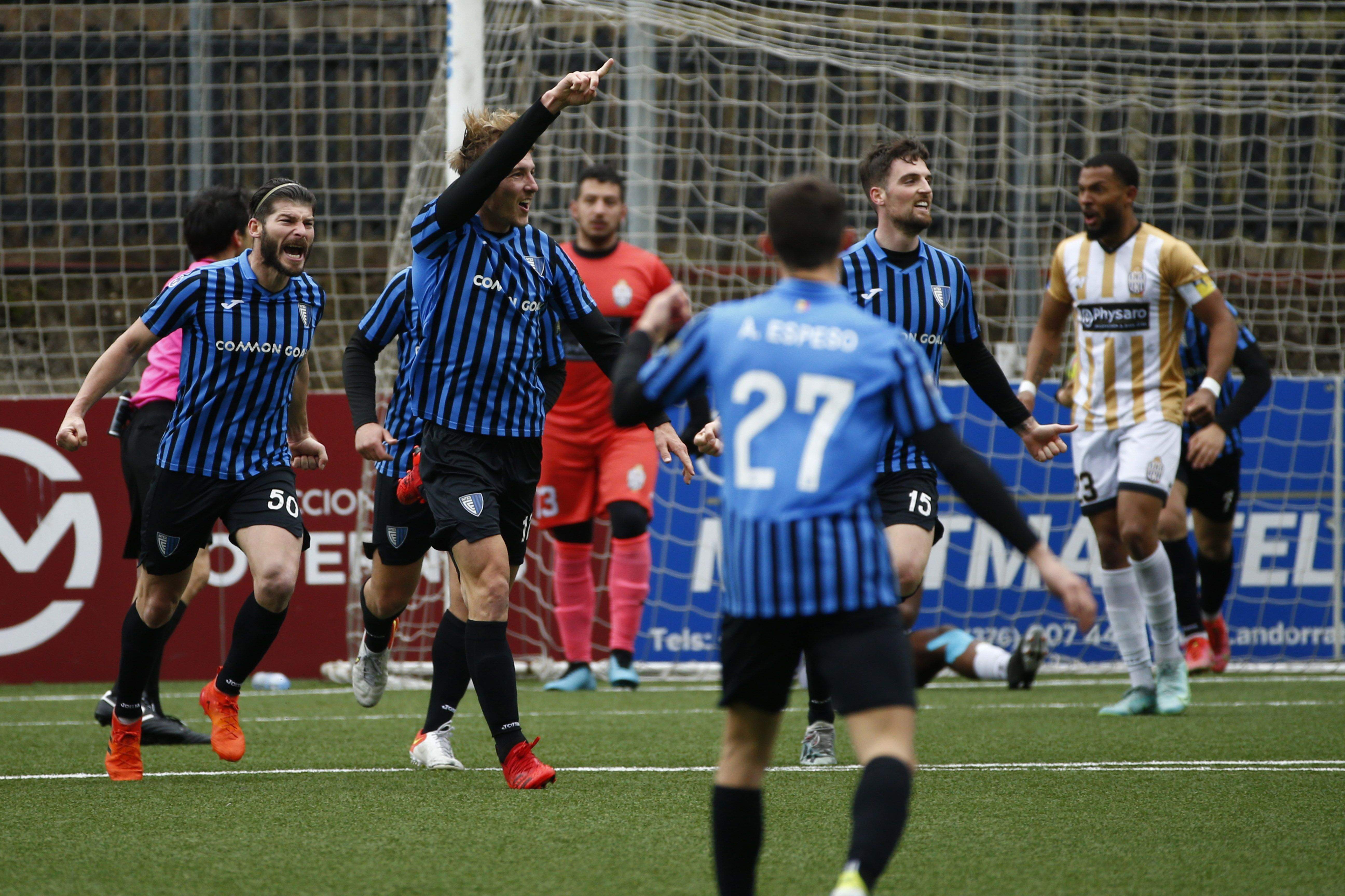 L'Inter celebrant un dels quatre gols que ha encaixat.